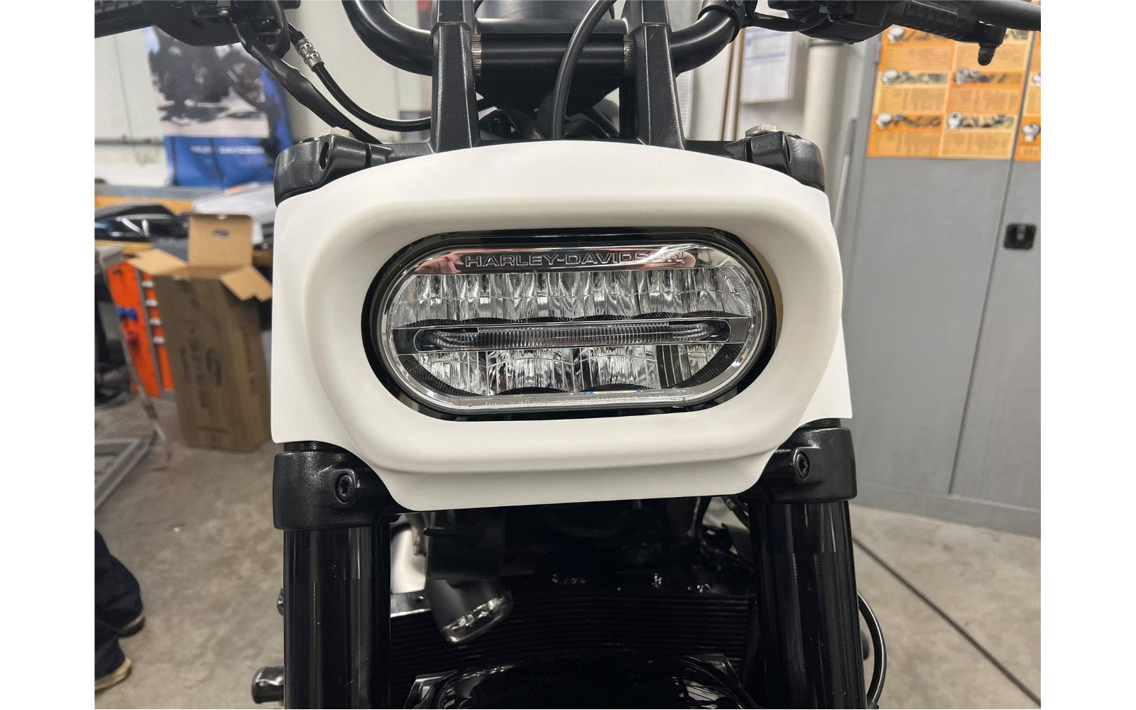 Rick's Scheinwerfermaske „FAT“ Glanzschwarz – Sportster S ab Baujahr 2021