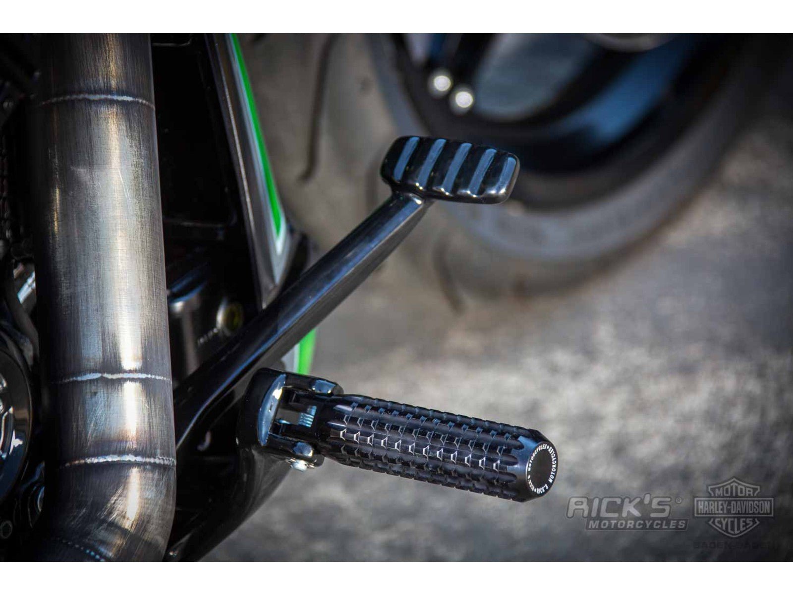 Rick's Footpegs "AK4.7" Black - Softail 18 - up / Sportster S - Rick's Motorcycles USA - Custom Parts for Harley - Davidson