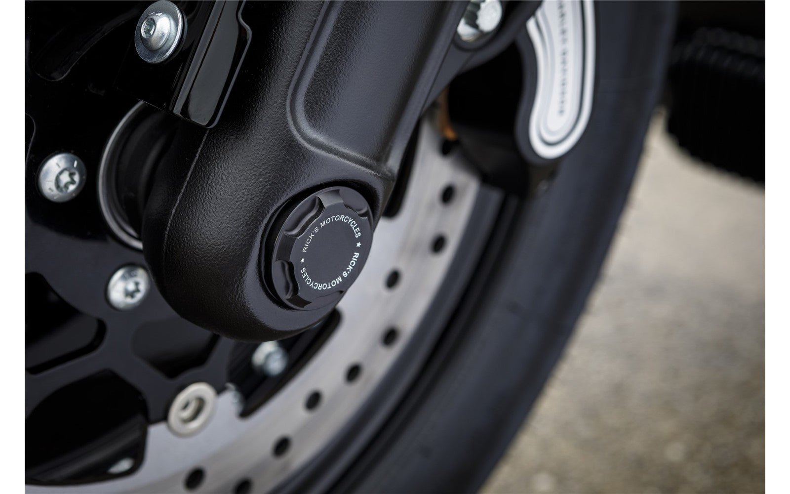 Rick's Front Axle Cover Premium - Fat Bob 18-up