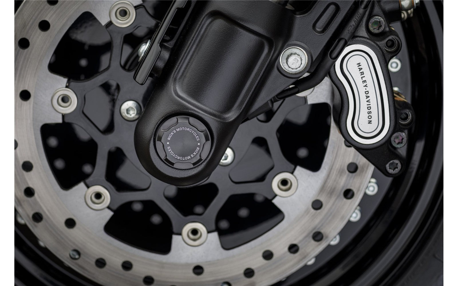 Rick's Front Axle Cover Premium - Fat Bob 18-up