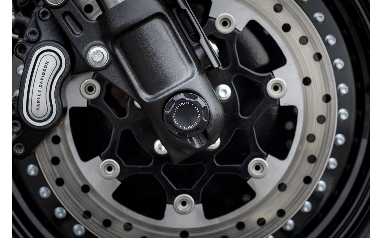 Rick's Front Axle Cover Premium - Fat Bob 18-up