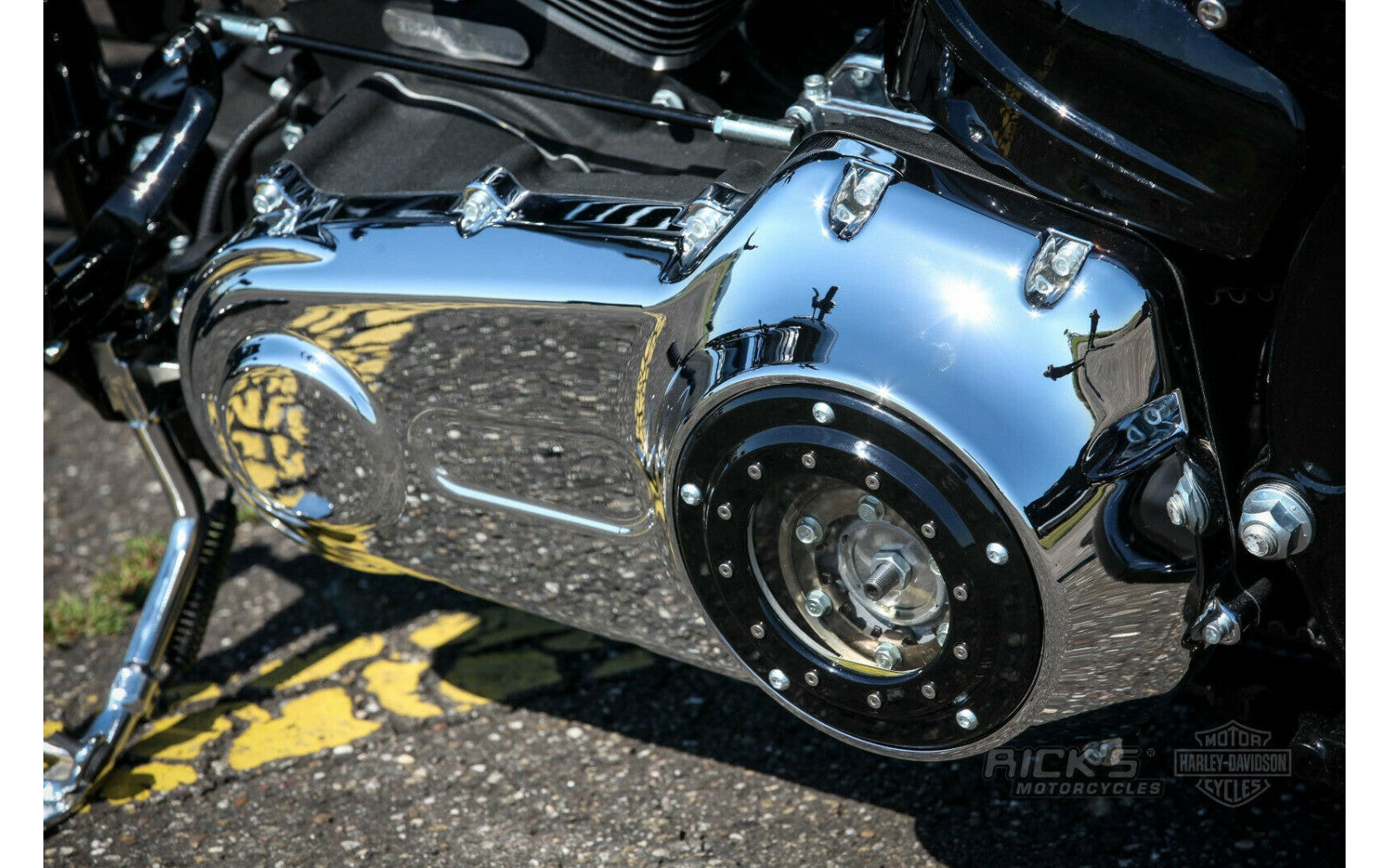 Rick's Derby Cover „Bullauge“ Glanzschwarz – Softail ab Baujahr 2007 